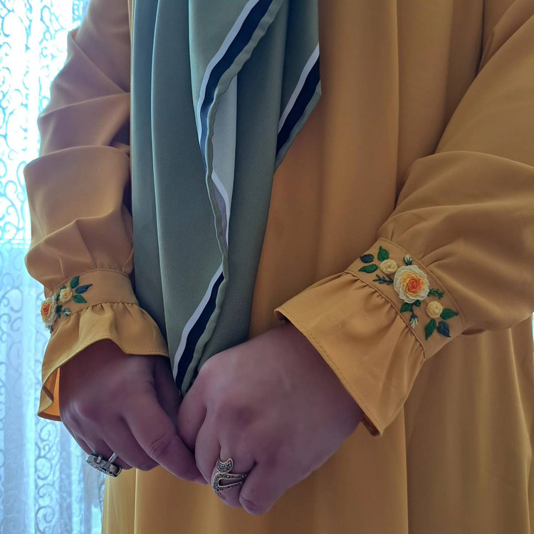 مانتو عبایی سه گل با گلدوزی برزیلی